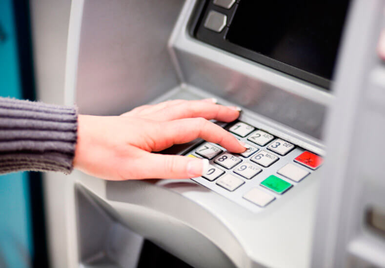 ¿Cómo depositar dinero en un cajero automático?