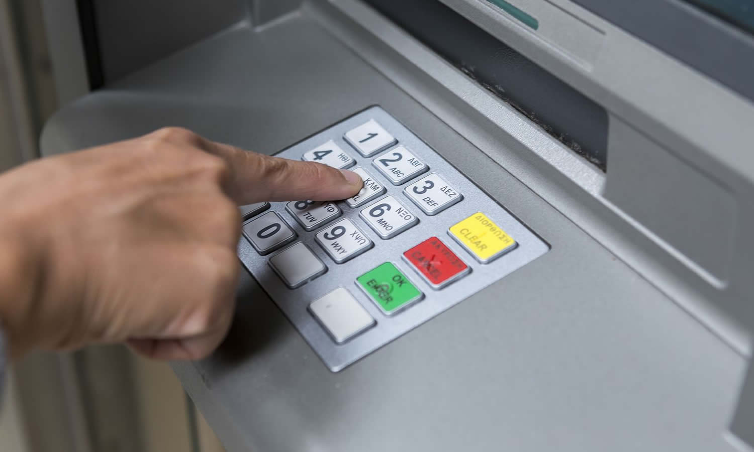 ¿Cómo depositar un cheque por cajero automático?
